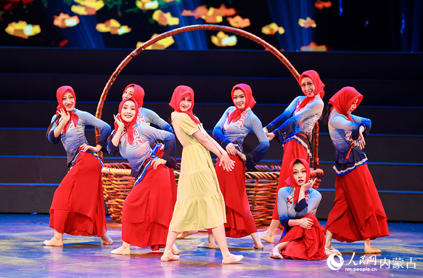 内蒙古自治区直属乌兰牧骑的演员在表演女群舞《海红果子》。丁根厚摄