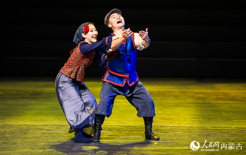 内蒙古自治区直属乌兰牧骑的演员在表演双人舞《俏夕阳》。丁根厚摄