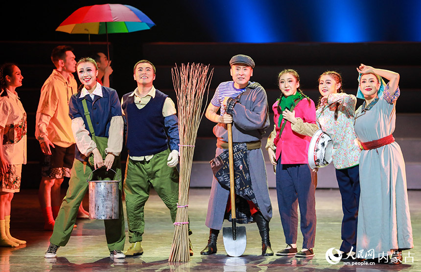 内蒙古自治区直属乌兰牧骑的演员在表演舞蹈《绿色春天》。丁根厚摄