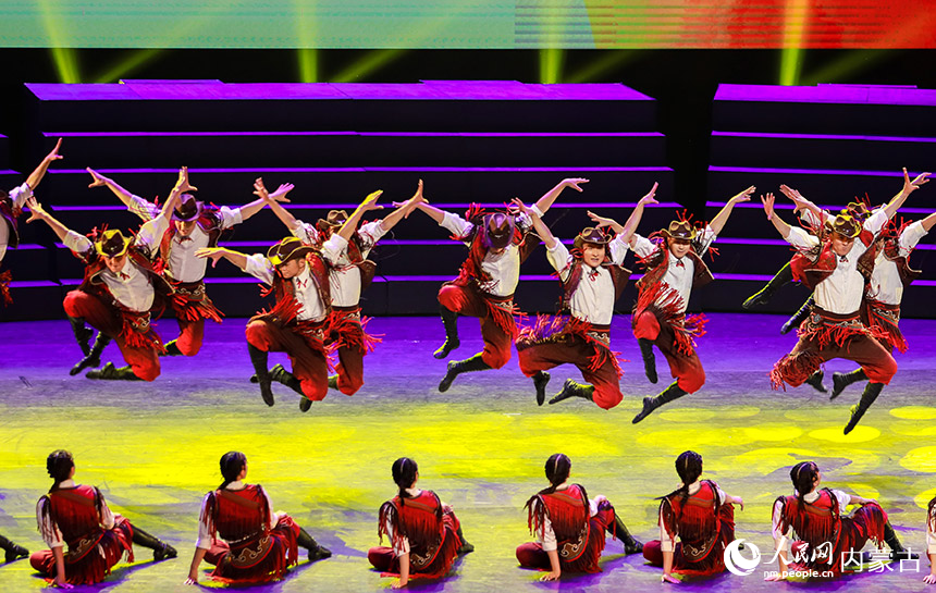 8月7日，内蒙古自治区直属乌兰牧骑的演员在表演舞蹈《时代舞步》。丁根厚摄