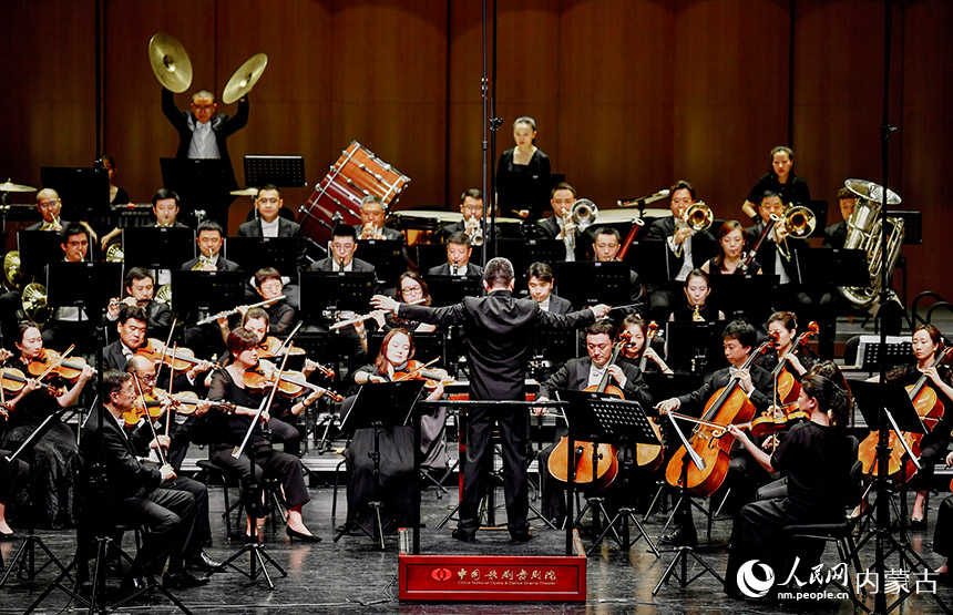 演员在大型交响音乐会“最美旋律献给你”中演奏乐曲《红旗颂》。王正摄