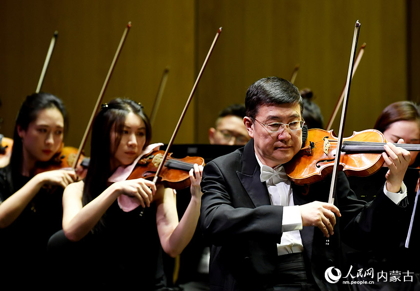 演员在大型交响音乐会“最美旋律献给你”中表演器乐联奏《民族之花》。王正摄