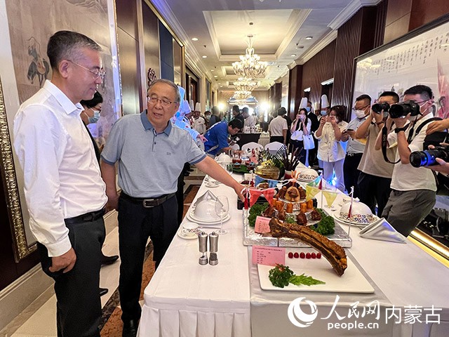 内蒙古自治区商务厅厅长田永（左一）一行品鉴美食。实习生宋雪摄