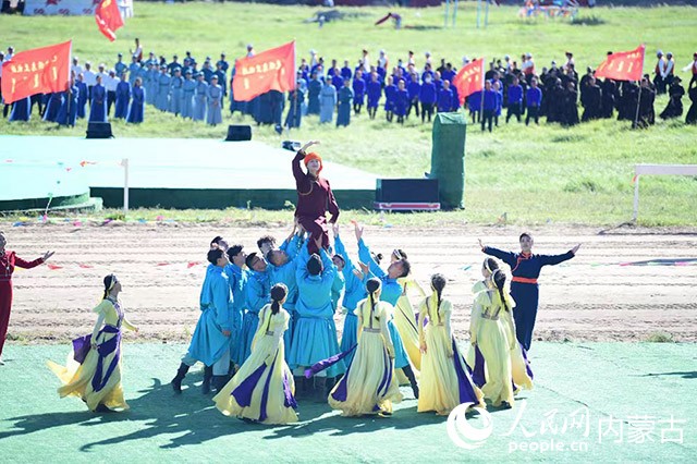 乌兰牧骑方阵亮相第九届内蒙古自治区乌兰牧骑艺术节暨2022·兴安盟那达慕开幕式现场。人民网 寇雅楠摄