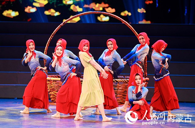 2022年8月7日，内蒙古自治区直属乌兰牧骑的演员在表演女群舞《海红果子》。丁根厚摄