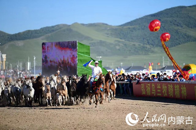 第九届内蒙古自治区乌兰牧骑艺术节暨2022·兴安盟那达慕开幕式现场。人民网 刘艺琳摄