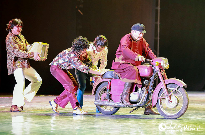来自内蒙古锡林郭勒盟正镶白旗乌兰牧骑的演员在表演情景歌舞晚会《年轮》。丁根厚摄