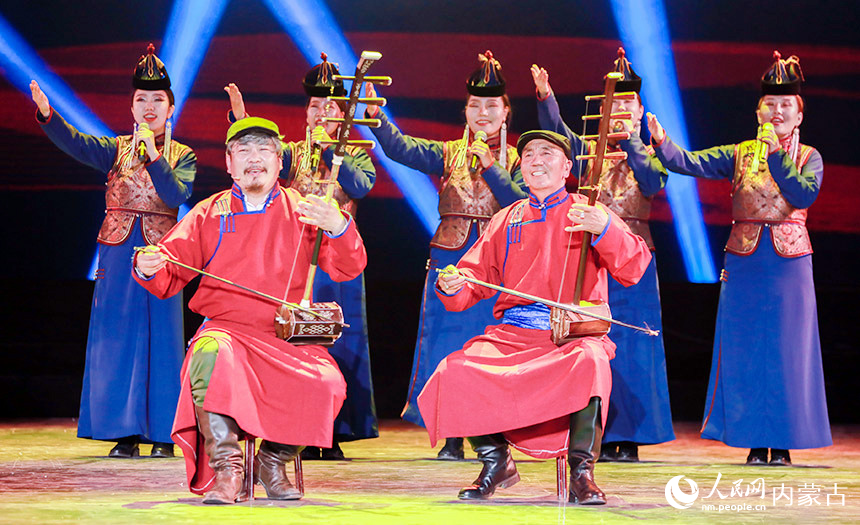 来自内蒙古锡林郭勒盟正镶白旗乌兰牧骑的演员在表演情景歌舞晚会《年轮》。丁根厚摄