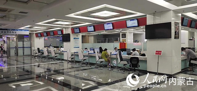 呼和浩特市赛罕区市民中心一楼综合大厅里，电子化业务减少了线下排队情况。人民网 王慧摄