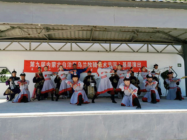 乌审旗乌兰牧骑到平安村“送”文艺