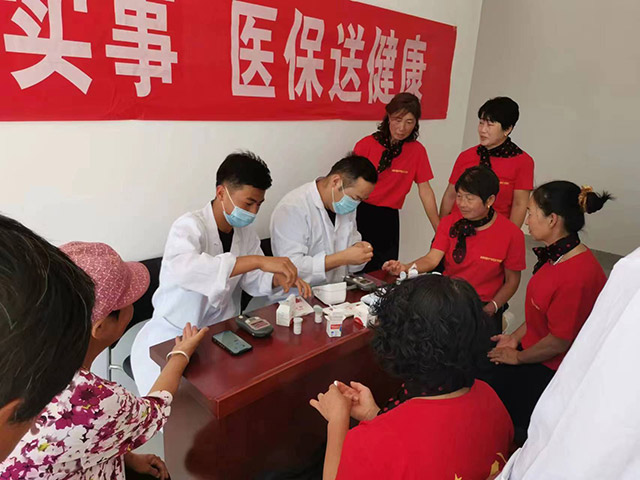 为群众义诊并动员群众参加基本医疗保险。鄂尔多斯医疗保障局供图