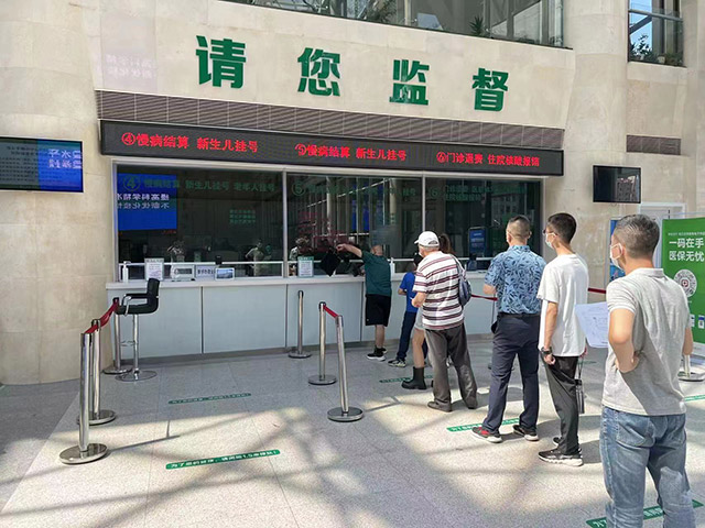 居民在鄂尔多斯市中心医院办理直接结算。东胜区医疗保障局供图