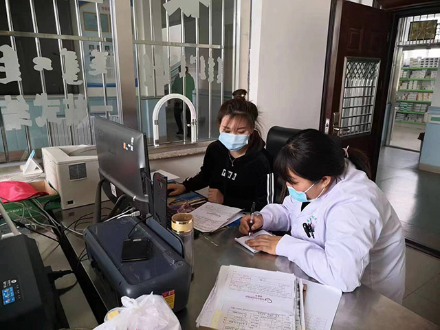 医保经办工作人员在鄂托克旗木凯淖尔中心卫生院办理业务。鄂托克旗医疗保障局供图