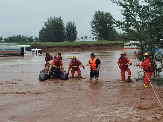 突降暴雨，鄂尔多斯市消防救援人员及时转移被困人员。