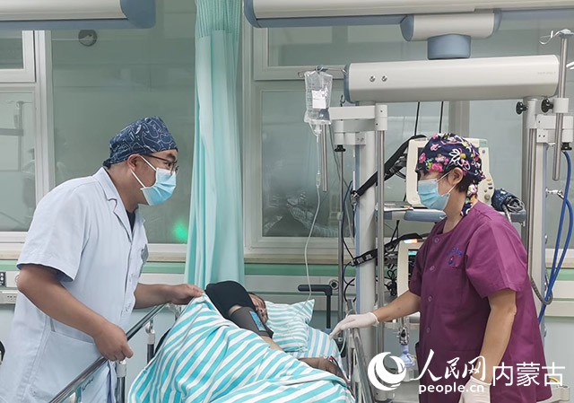 靳夏巡视观察患者状况并与大夫沟通病情。受访者供图
