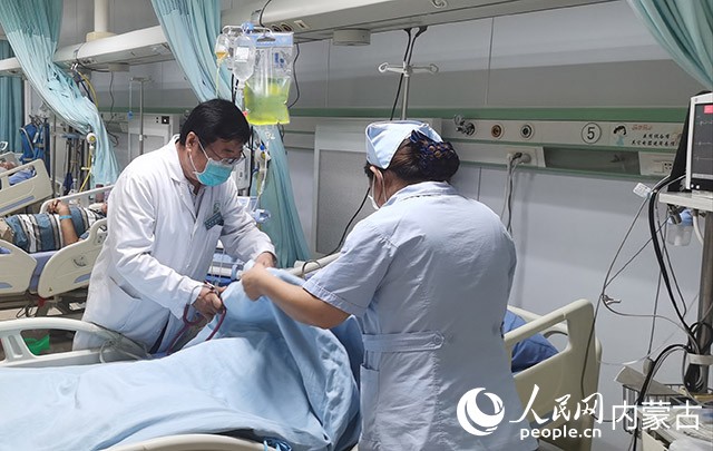 急诊科主任白雪峰正在给患者查体。受访者供图