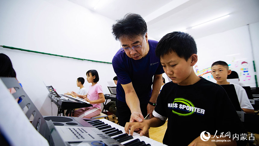电子琴课堂上，孩子们认真感受音乐的魅力。李强摄