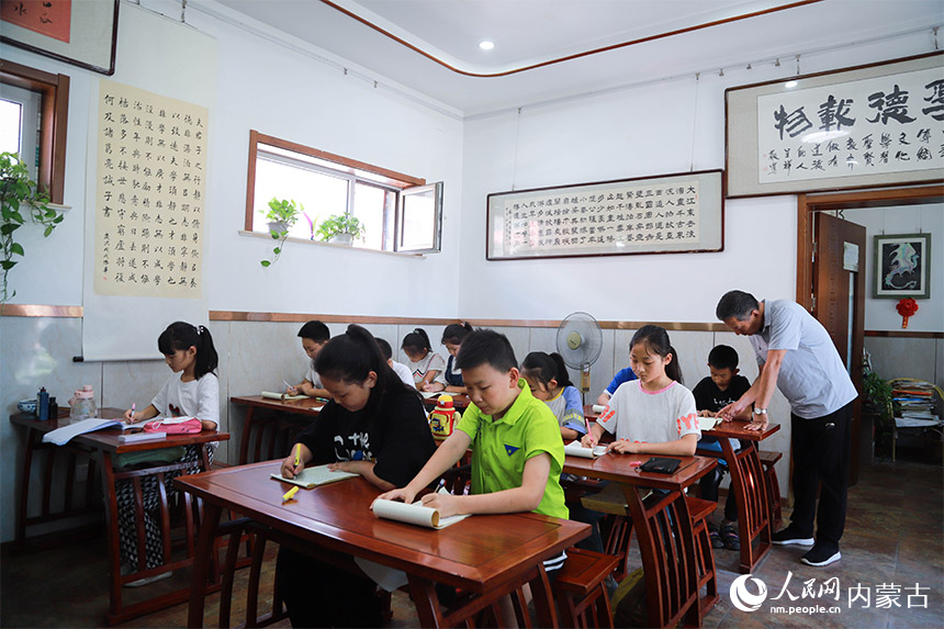 同学们一起在书法教室里练习硬笔书法。陈先达摄