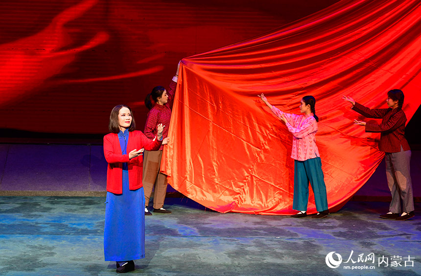 演员在京剧晚会中表演京剧表演唱《绣红旗》。王正摄