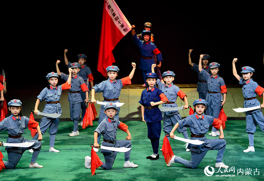 小演员在京剧晚会中表演《红色娘子军》选段。王正摄