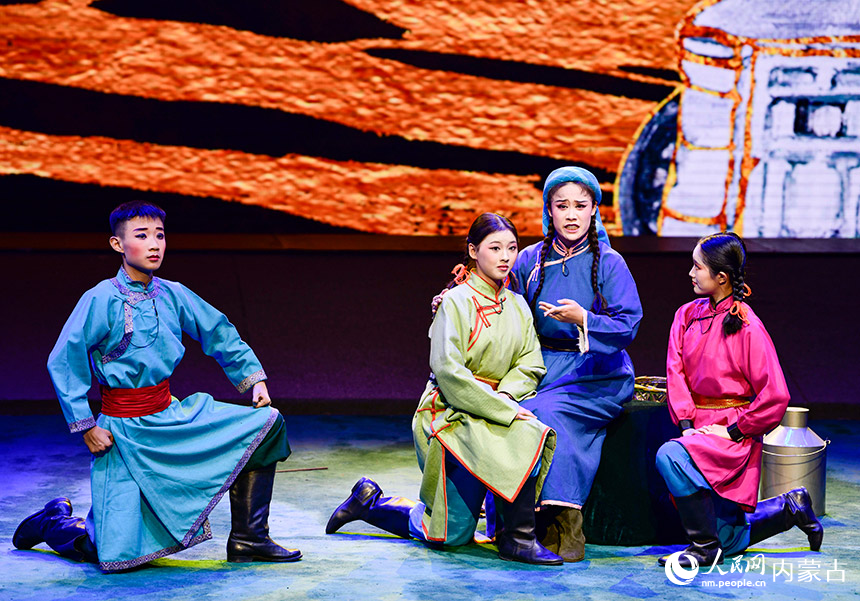 演员在京剧晚会中表演现代京剧戏《草原母亲》选场。王正摄
