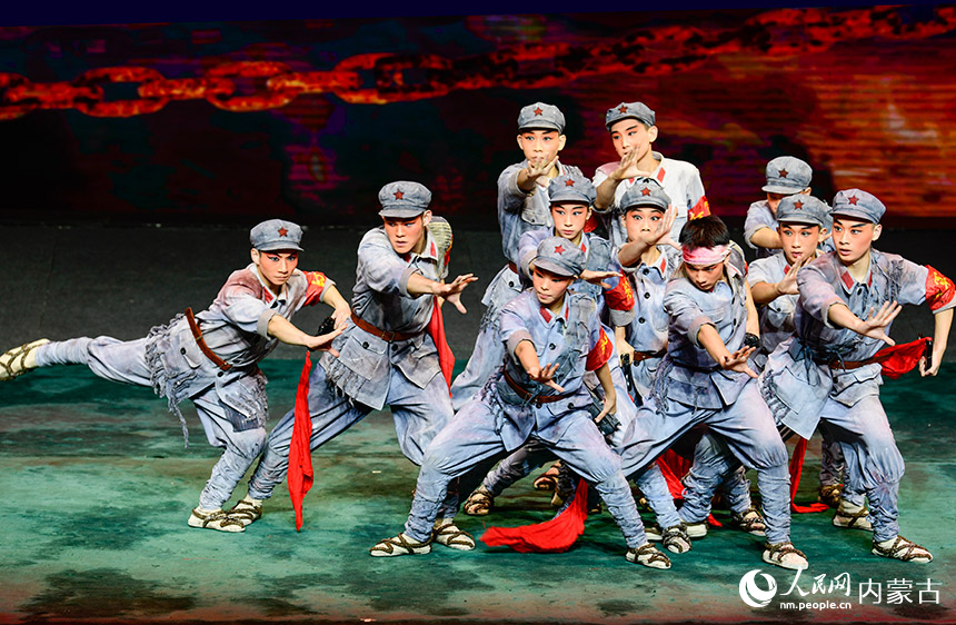 小演员在京剧晚会中表演京剧现代戏《飞夺泸定桥》选场。王正摄