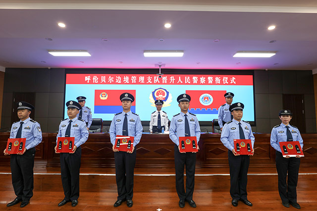 晉升警銜民警代表走上台前受領新的警銜標志。-(2)