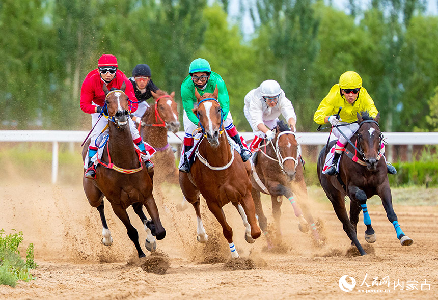 8月27日，騎手在進行1000米速度賽馬。丁根厚攝