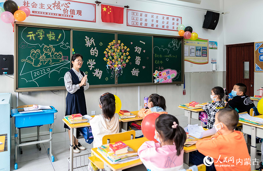 呼和浩特市玉泉区南柴火市街小学老师为一年级新生们上入学常规教育第一课。丁根厚摄