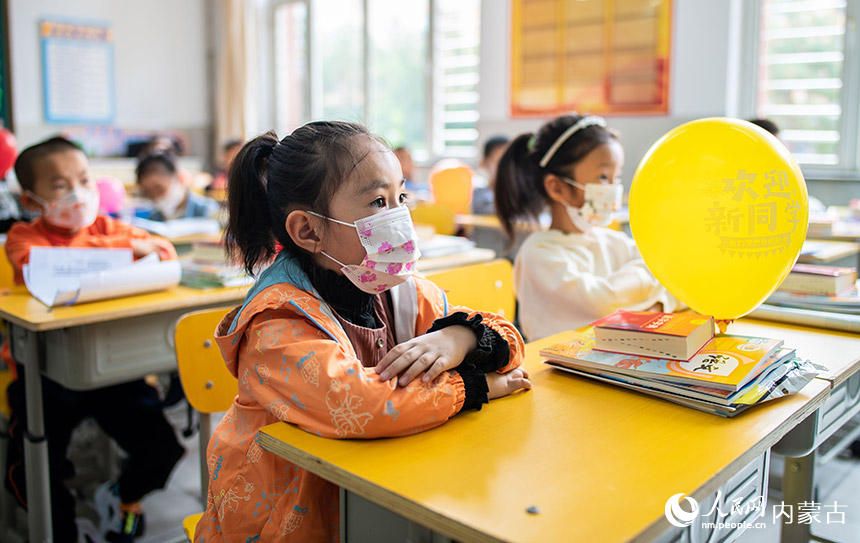 呼和浩特市玉泉区南柴火市街小学的一年级新生们坐在教室里上入学常规教育第一课。丁根厚摄
