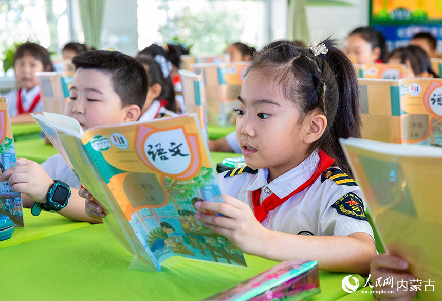 呼和浩特市玉泉区五塔寺东街小学学生在教室里读书。丁根厚摄