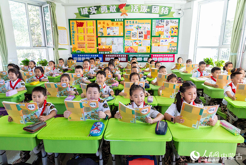 呼和浩特市玉泉区五塔寺东街小学学生在教室里读书。丁根厚摄