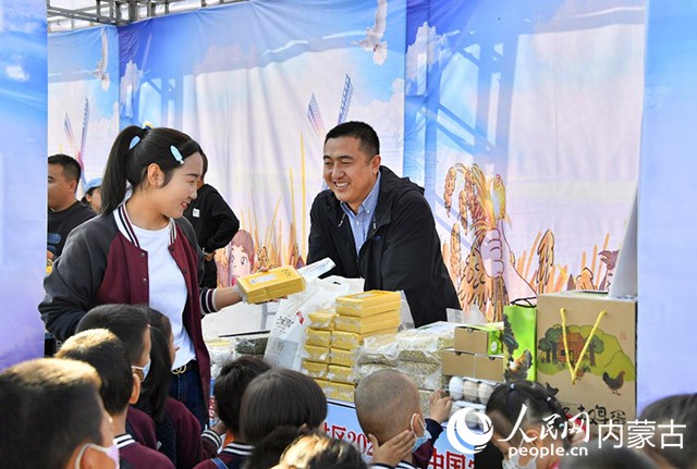 东胜区巴音敖包村驻村第一书记郝二斌销售优质农副产品。