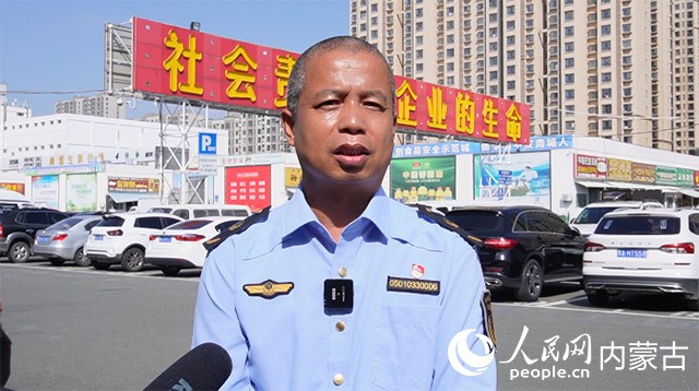 呼和浩特市玉泉區市場監督管理局副局長雲斌接受採訪。人民網 寇雅楠攝