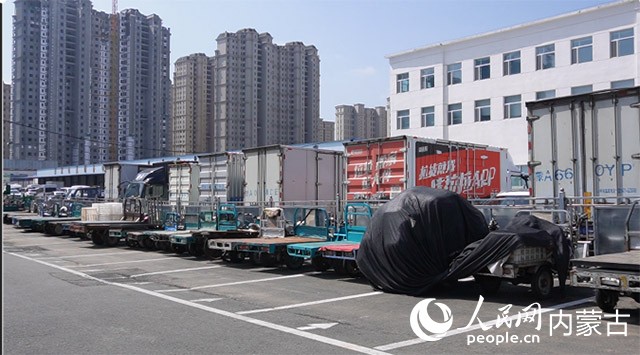 美通市場重新施畫停車位、行車線和各類指示標識。人民網 寇雅楠攝