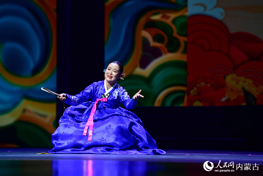 演员在展演中表演朝鲜族盘索里《沈清传之父女相逢》。王正摄