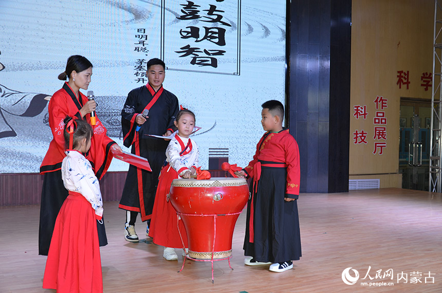 达拉特旗树林召镇第五小学“开笔启智,读书致远”新生入学礼。陈可心摄