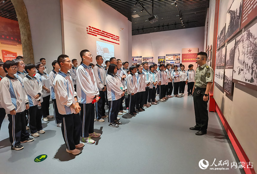 鄂托克前旗第一中学高一年级新生开学第一课参观鄂尔多斯国防教育馆。杨小虎摄