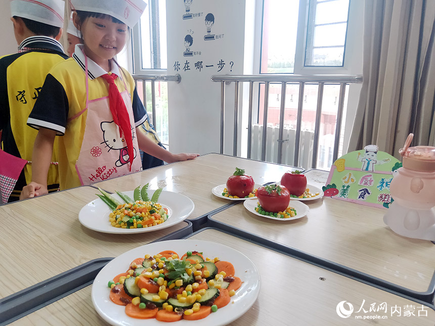 伊金霍洛旗实验学校“开学第一课”。王小伟摄