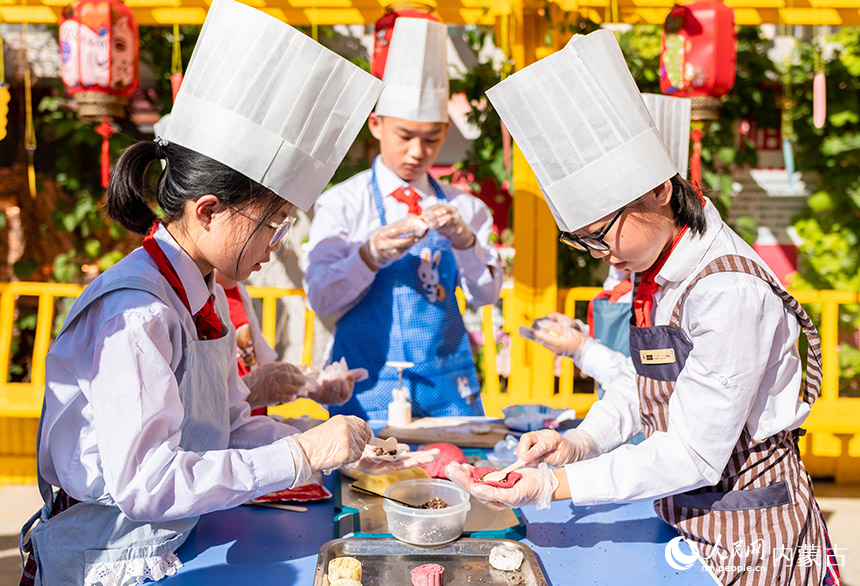 内蒙古呼和浩特市玉泉区恒昌店巷小学学生在学习做月饼。丁根厚摄