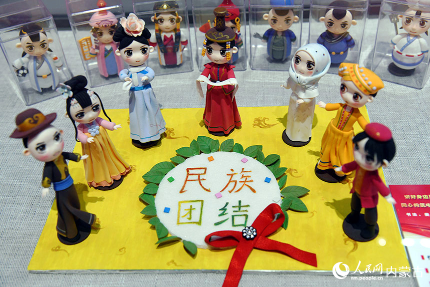 《民族团结》工艺品。人民网 寇雅楠摄