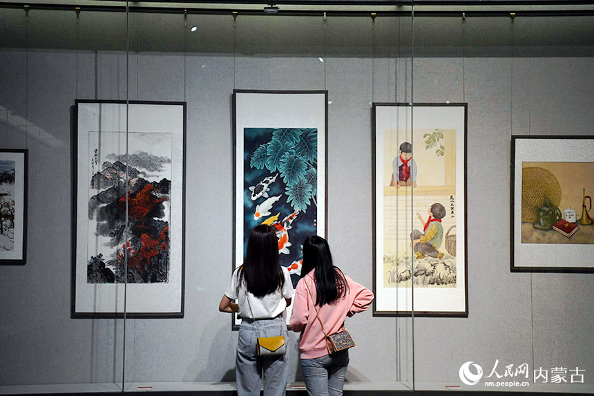 市民正在观展。人民网 寇雅楠摄