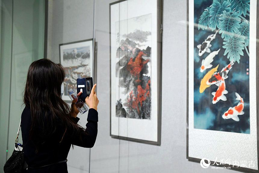 市民正在观展。人民网 寇雅楠摄