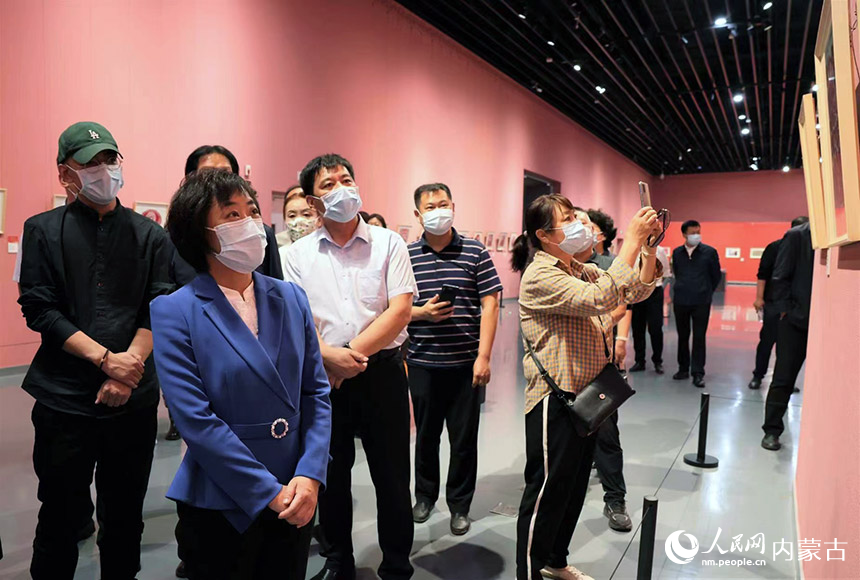 呼和浩特市委常委、统战部部长葛智敏，呼和浩特市政府党组成员、副市长王彦军等领导观展。李亚娟摄
