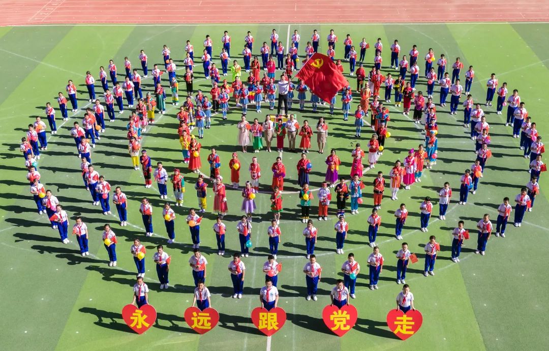 玉泉区民族实验小学师生在现场合唱《没有共产党就没有新中国》