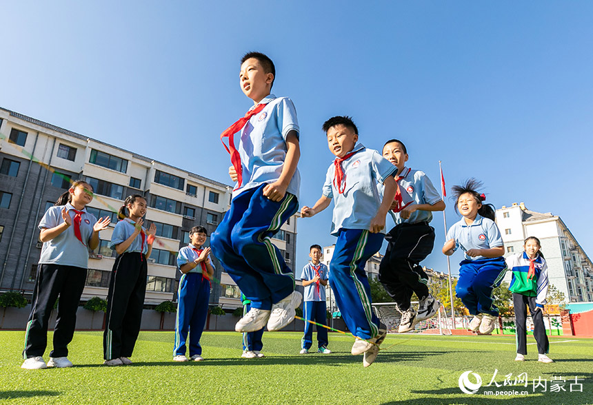 呼和浩特市玉泉区通顺街小学学生课后在操场上进行趣味跳绳比赛。丁根厚摄