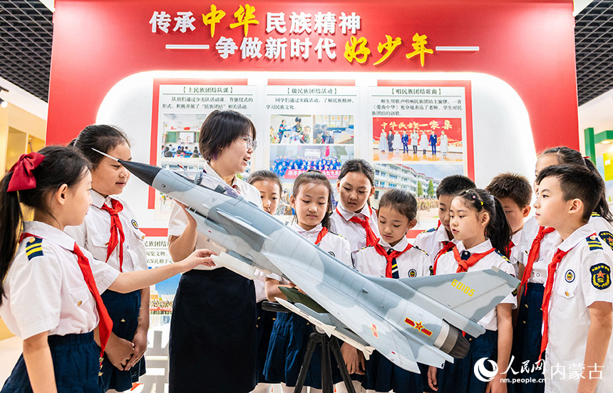 呼和浩特市玉泉区五塔寺东街小学少年军校老师通过模型为学生们科普军事装备知识。丁根厚摄