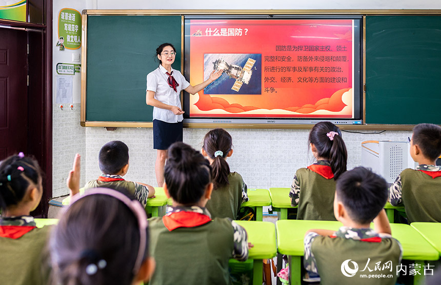 呼和浩特市玉泉区五塔寺东街小学少年军校老师为学生们普及国防教育的相关知识。丁根厚摄