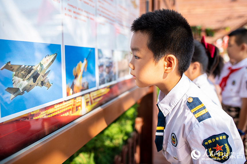 呼和浩特市玉泉区五塔寺东街小学少年学生在观看国防科技成就展览。丁根厚摄