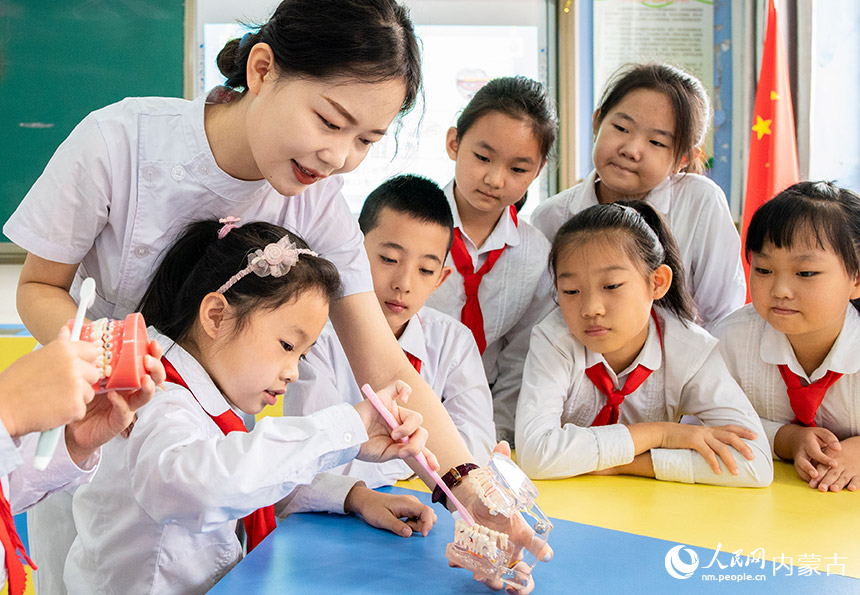 口腔医生在呼和浩特市玉泉区公义店小学指导学生学习正确的刷牙方法。丁根厚摄